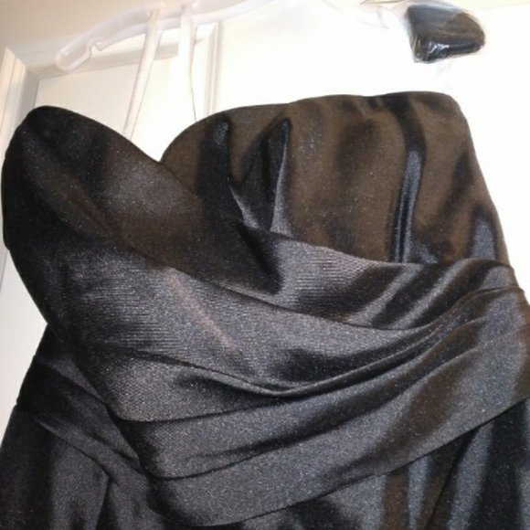 Dresses - Picture 4 of 6